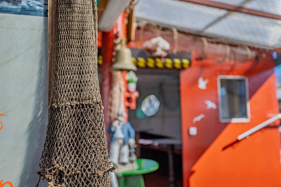 Fischernetze und maritime Deko im Inneren