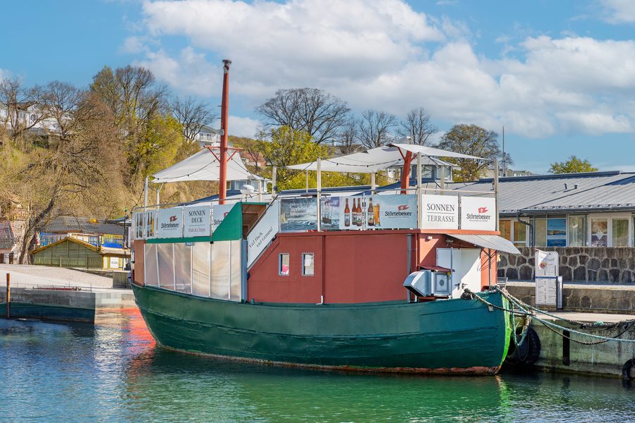 Kutter Fischland mit Sonnendeck am Mole-Liegeplatz