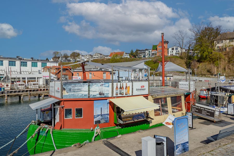 Kutter Fischland an der Mole · Sassnitz im Hintergrund