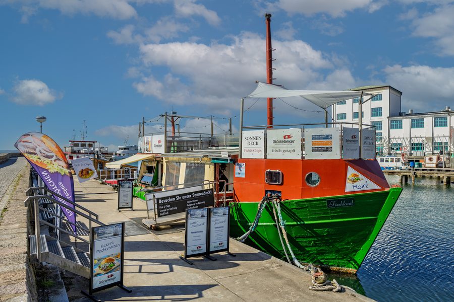 Anlauf zum Räucherschiff Fischland · Sassnitzer Mole