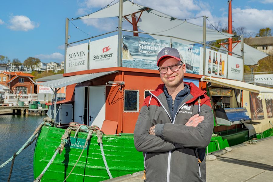 Tobias Krüger vor dem Räucherschiff Fischland Sassnitz